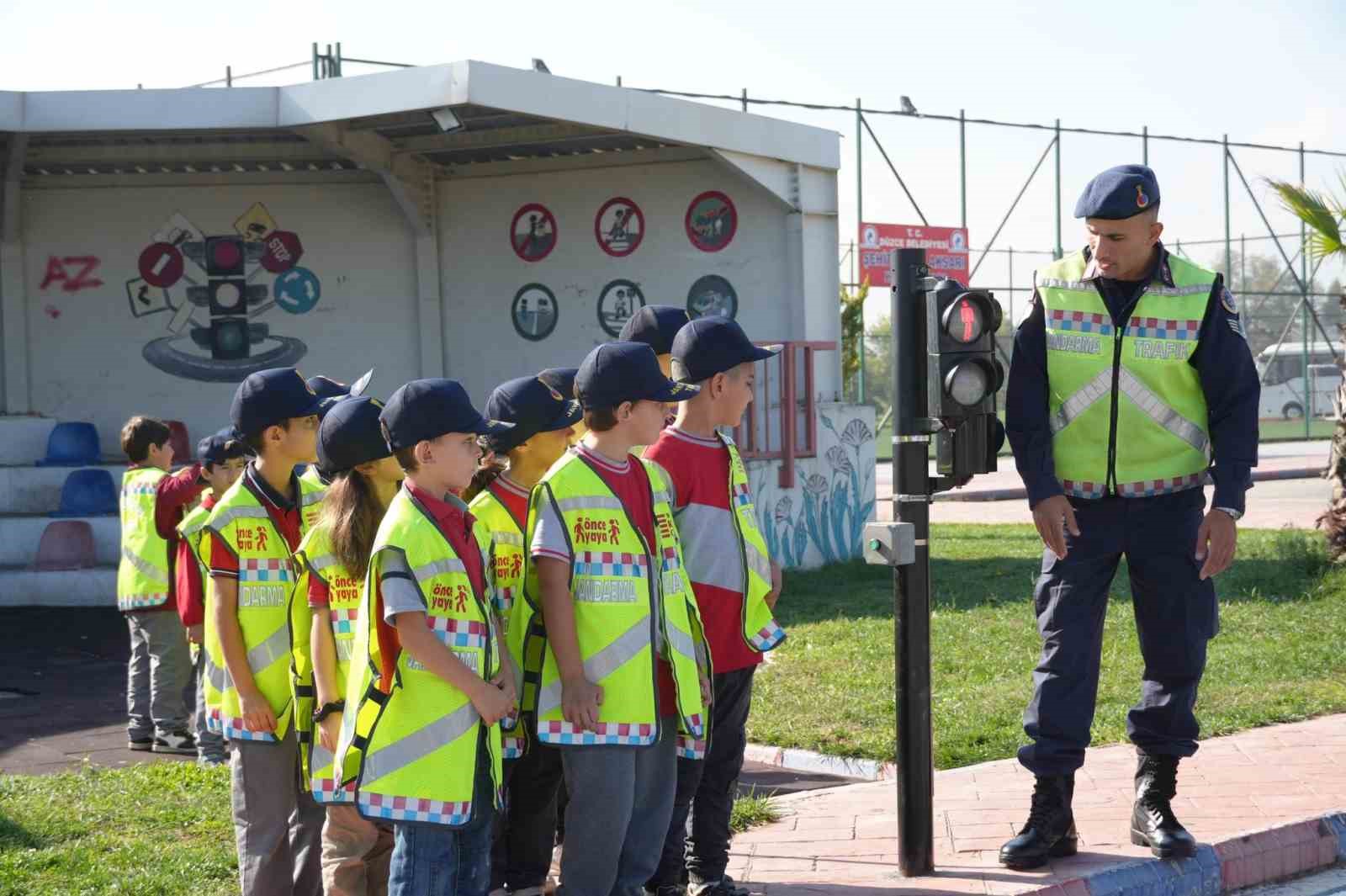 Jandarma ekipleri miniklere trafik kurallarını uygulamalı anlatıyor
