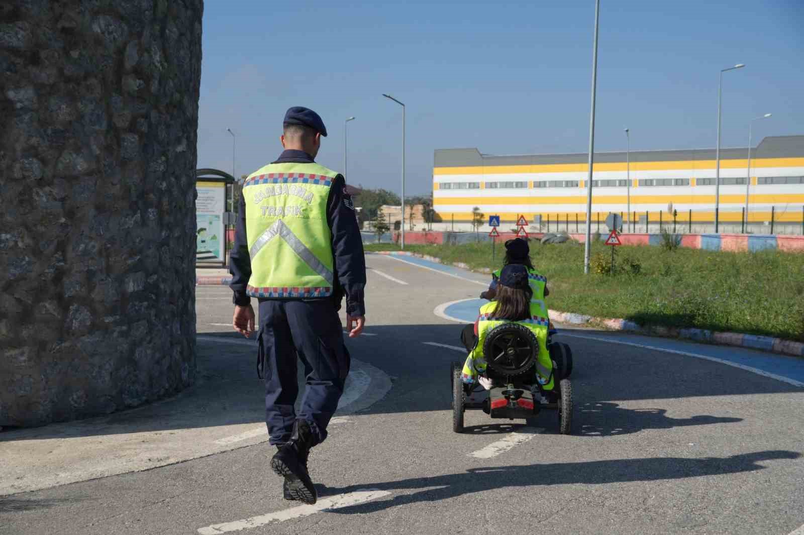 Jandarma ekipleri miniklere trafik kurallarını uygulamalı anlatıyor
