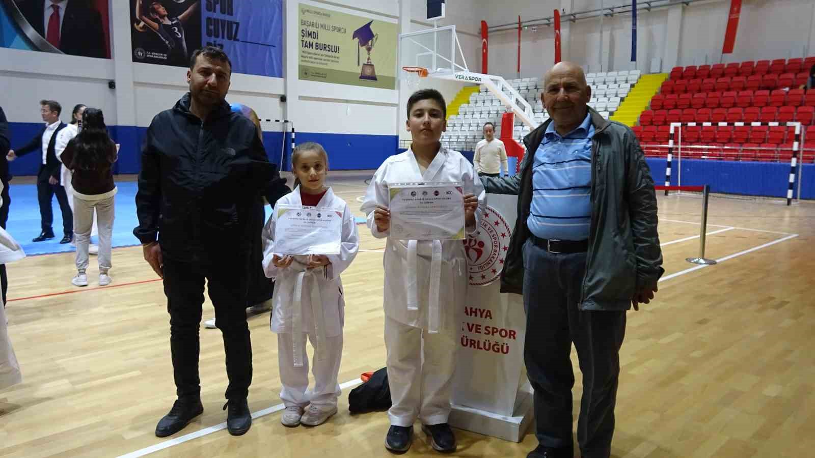 Tavşanlı Karate Okulu’nda 180 sporcuyla kuşak töreni düzenlendi
