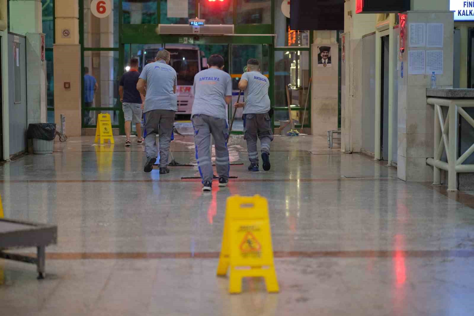 Antalya otogarında temizlik seferberliği
