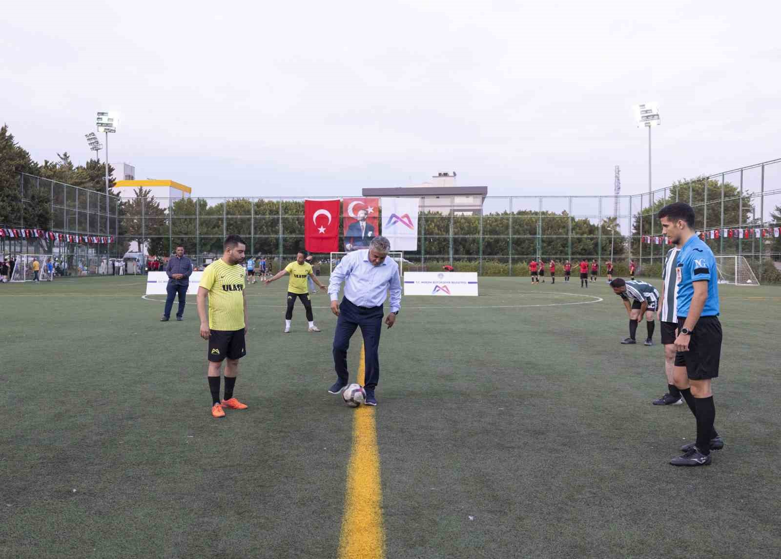 Mersin Büyükşehir Belediyesi ’3. Birimler Arası Futbol Turnuvası’ başladı
