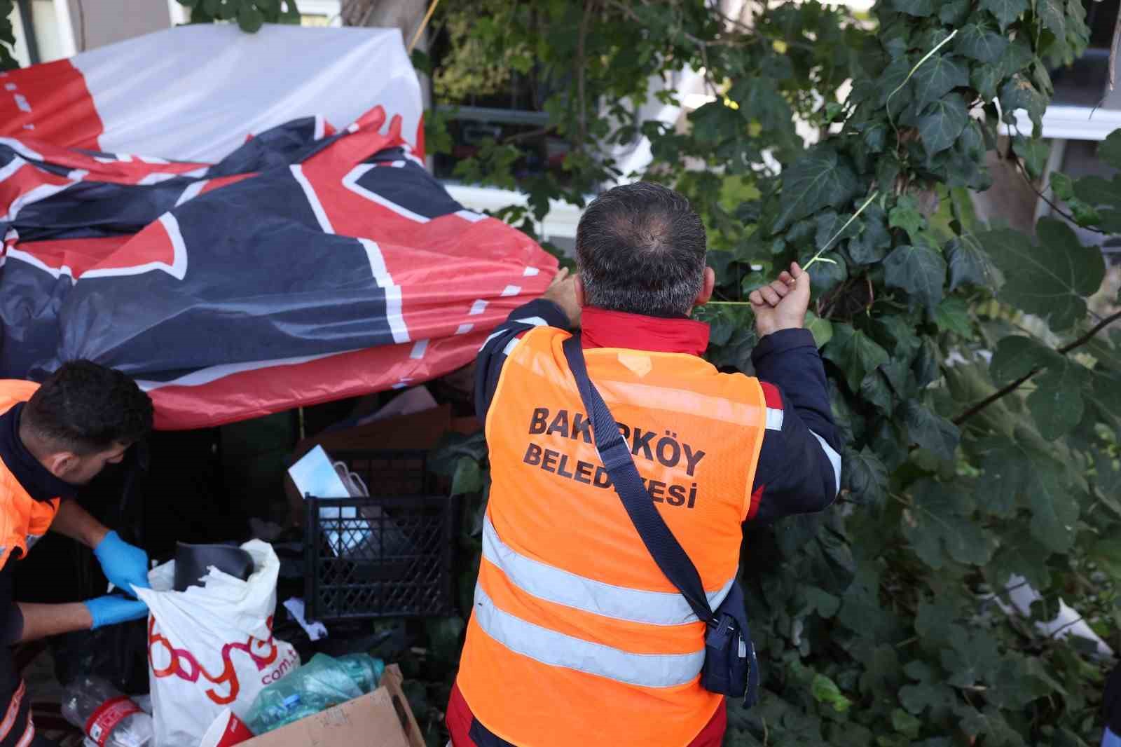 Bakırköy Belediyesi Zabıt Müdürlüğü ekipleri çevre düzenine uygunsuz barınma alanlarına müdahale ediyor
