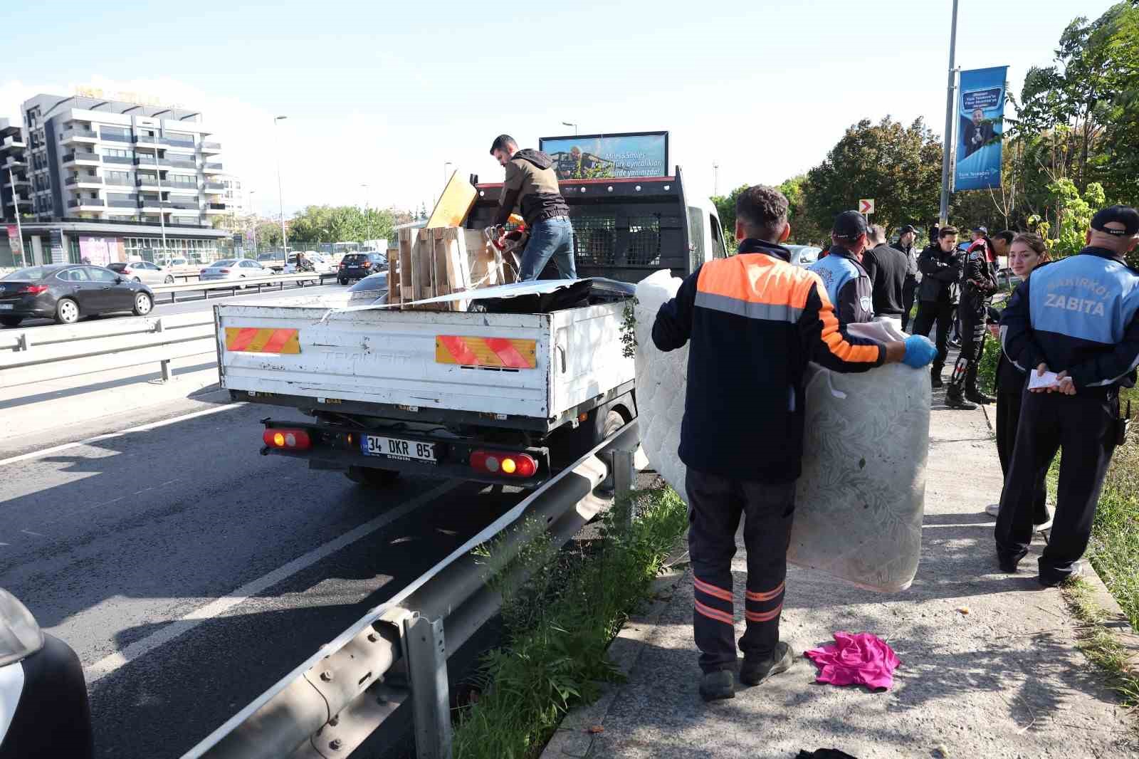 Bakırköy Belediyesi Zabıt Müdürlüğü ekipleri çevre düzenine uygunsuz barınma alanlarına müdahale ediyor
