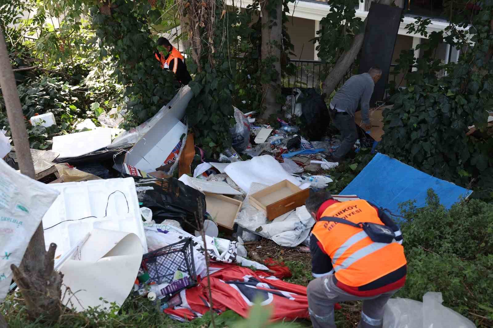 Bakırköy Belediyesi Zabıt Müdürlüğü ekipleri çevre düzenine uygunsuz barınma alanlarına müdahale ediyor
