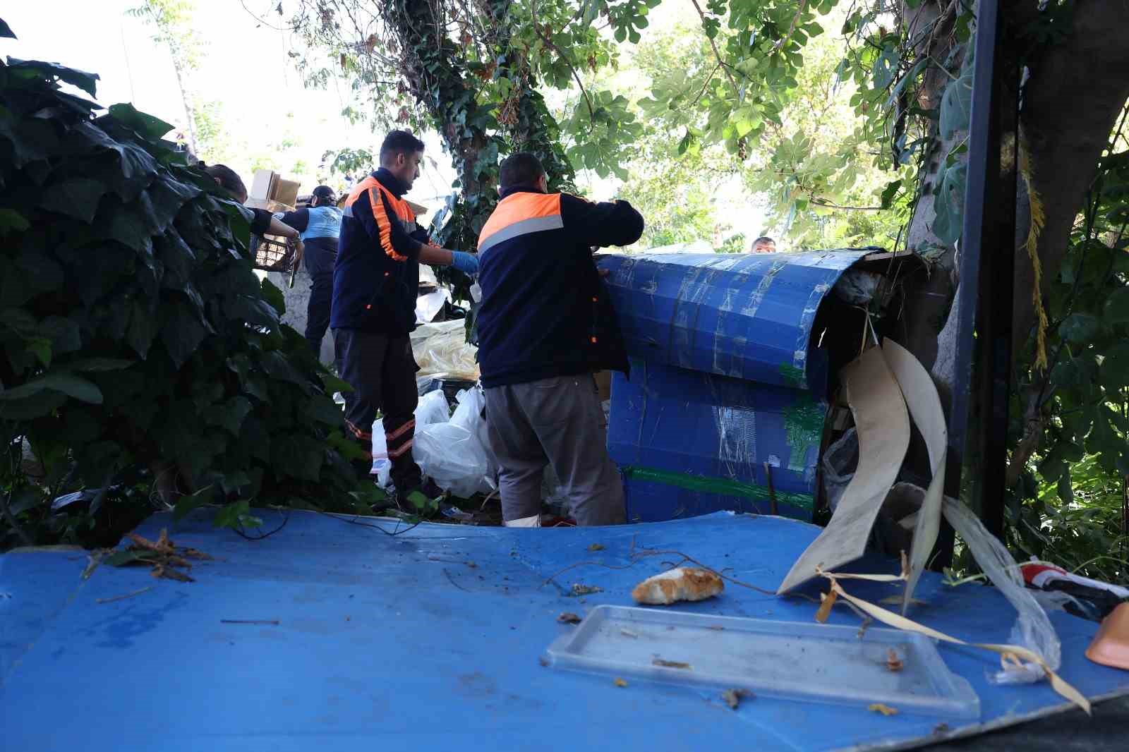 Bakırköy Belediyesi Zabıt Müdürlüğü ekipleri çevre düzenine uygunsuz barınma alanlarına müdahale ediyor
