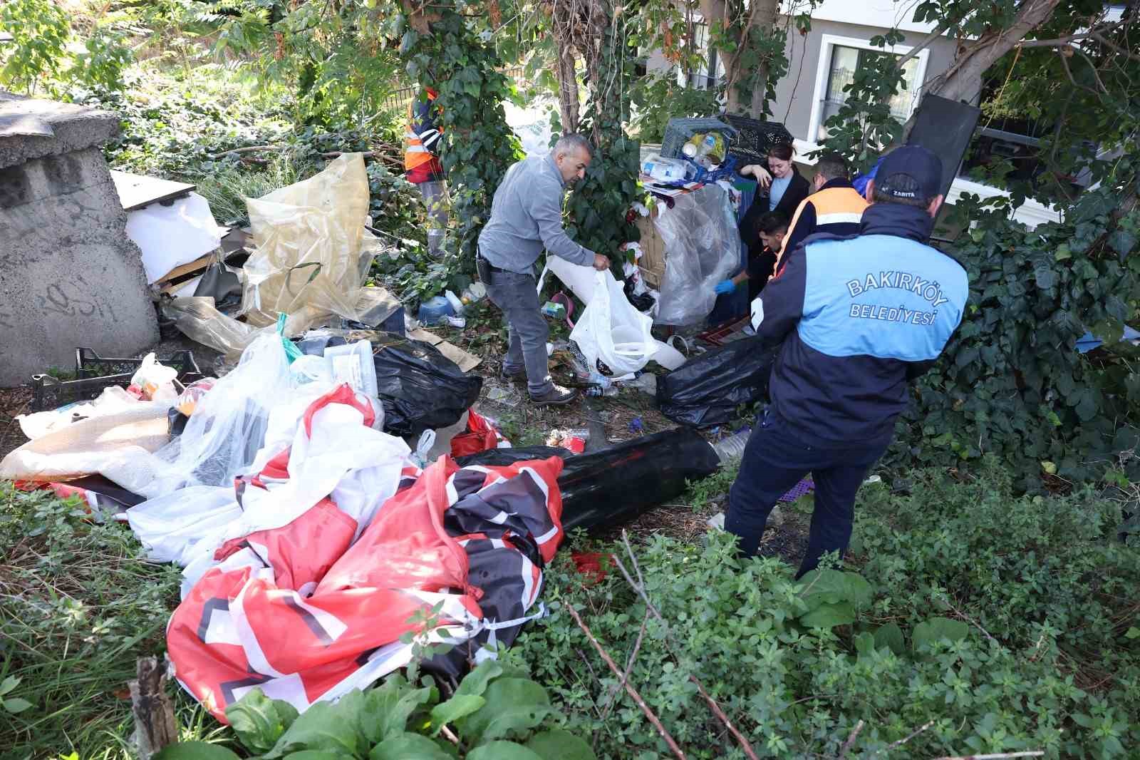 Bakırköy Belediyesi Zabıt Müdürlüğü ekipleri çevre düzenine uygunsuz barınma alanlarına müdahale ediyor
