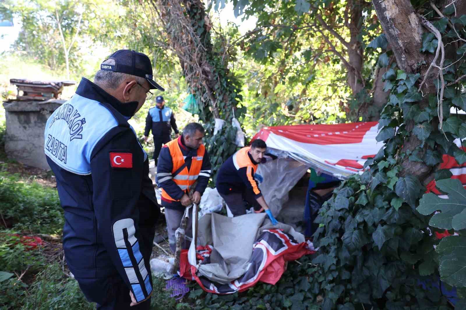 Bakırköy Belediyesi Zabıt Müdürlüğü ekipleri çevre düzenine uygunsuz barınma alanlarına müdahale ediyor
