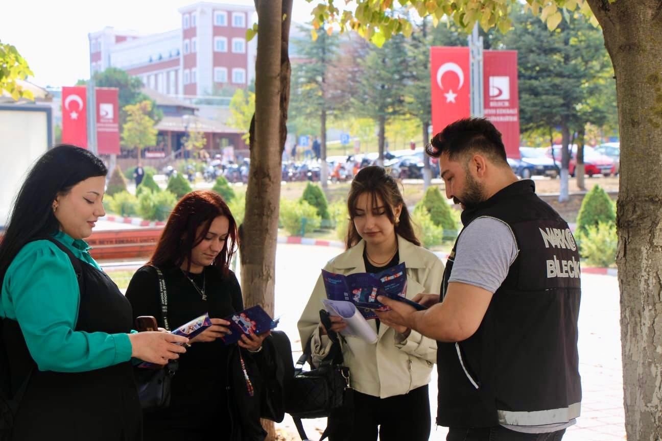 Emniyet ekipleri gençleri bilinçlendiriyor
