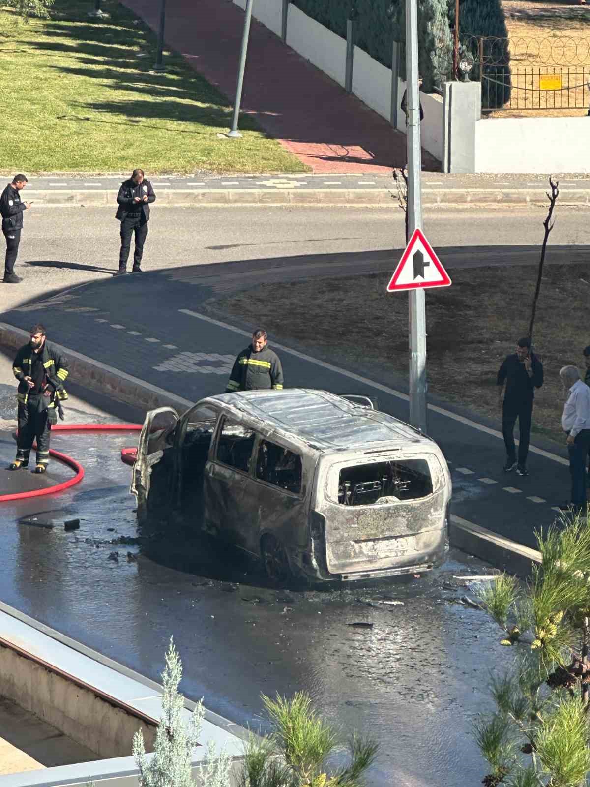 Diyarbakır’da park halindeki araç alevlere teslim oldu
