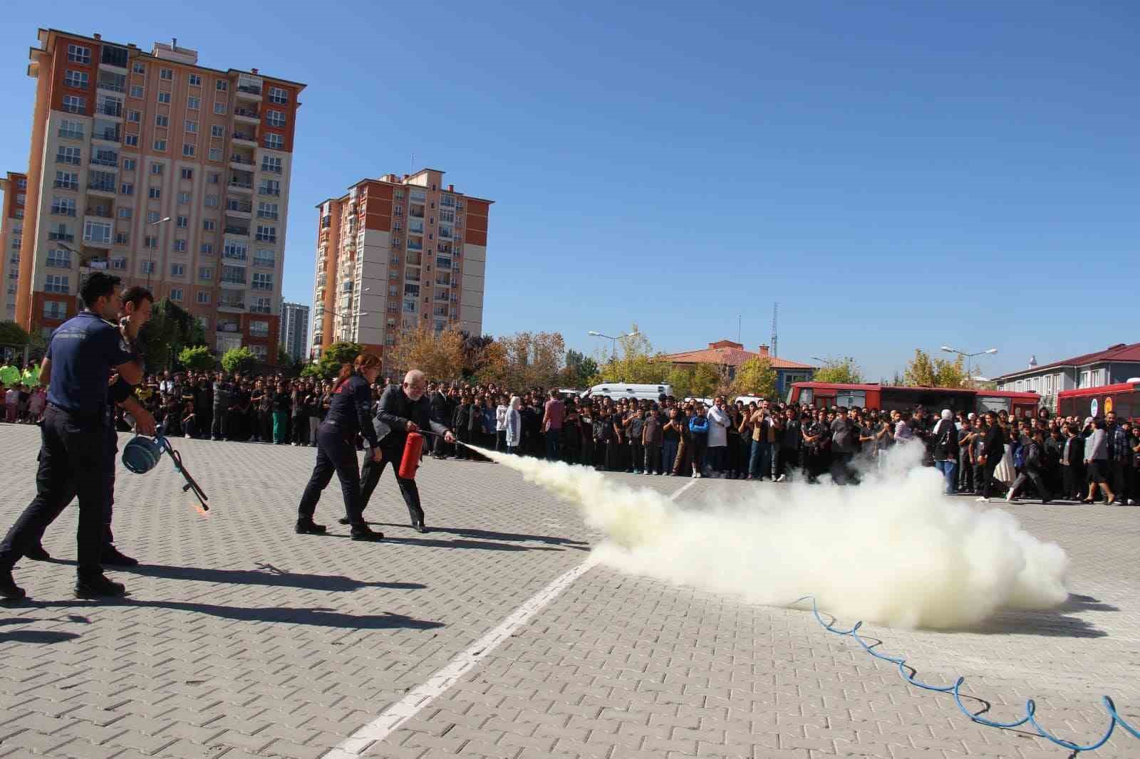 Büyükşehir İtfaiyesi’nden 1 ayda toplam bin 150 olaya müdahale
