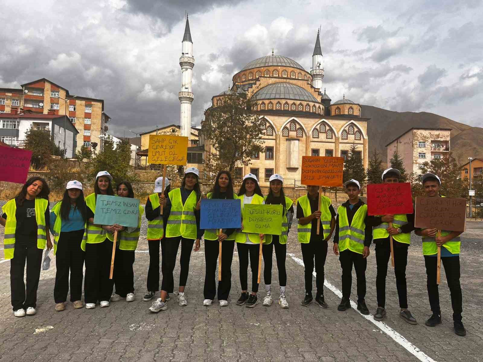 Öğrencilerden hasta ve yaşlılara ziyaret
