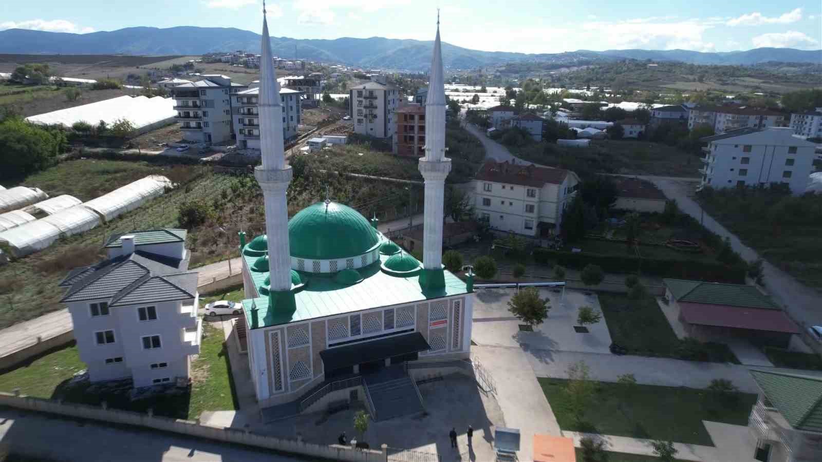 Yalova’da camiden yangın söndürme tüpü çalan hırsızlar güvenlik kamerasında
