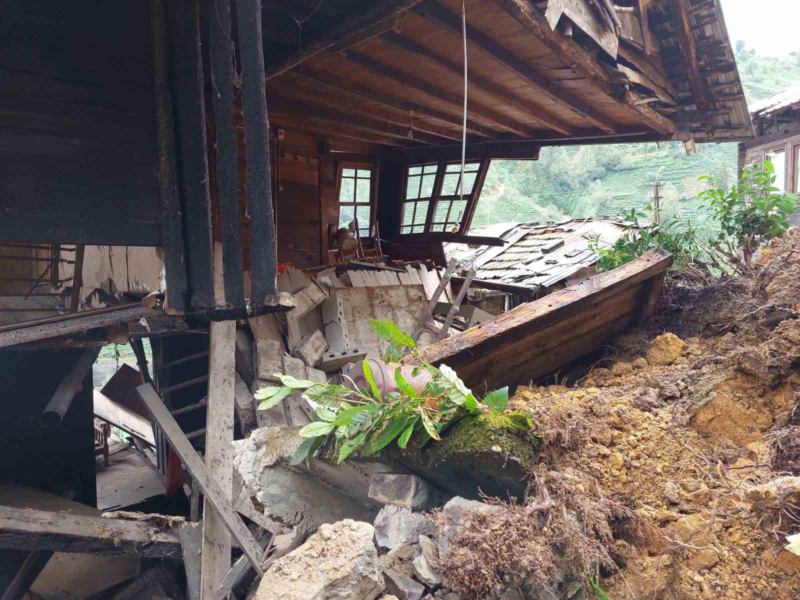 Rize’de asırlık ahşap ev heyelana yenik düştü
