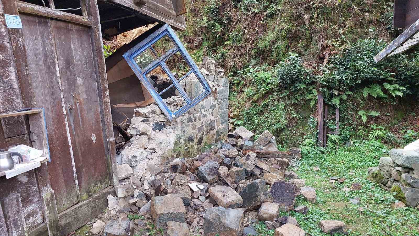 Rize’de asırlık ahşap ev heyelana yenik düştü
