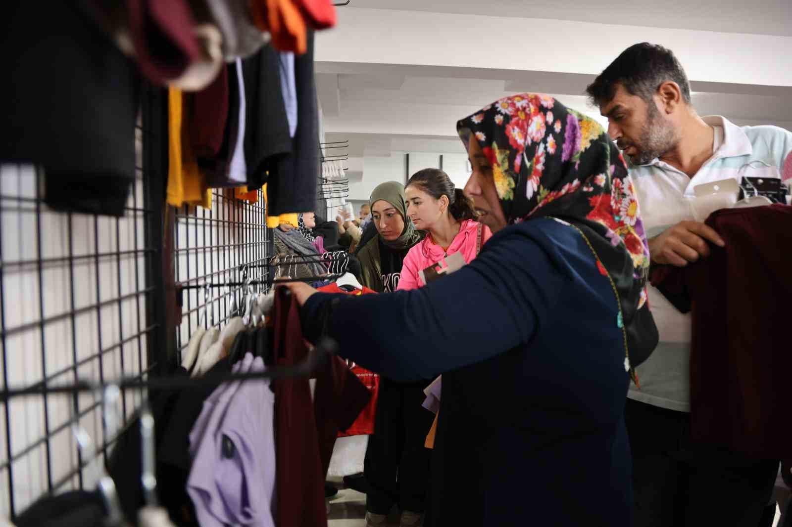 Kahramanmaraş’ta giyim mağazası açılışında izdiham
