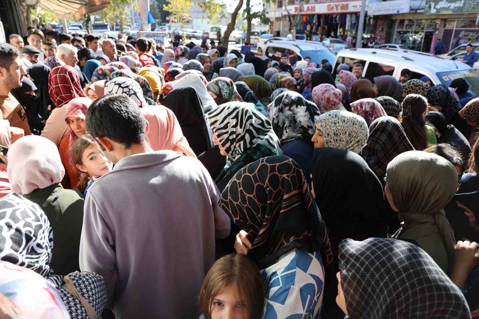 Kahramanmaraş’ta giyim mağazası açılışında izdiham
