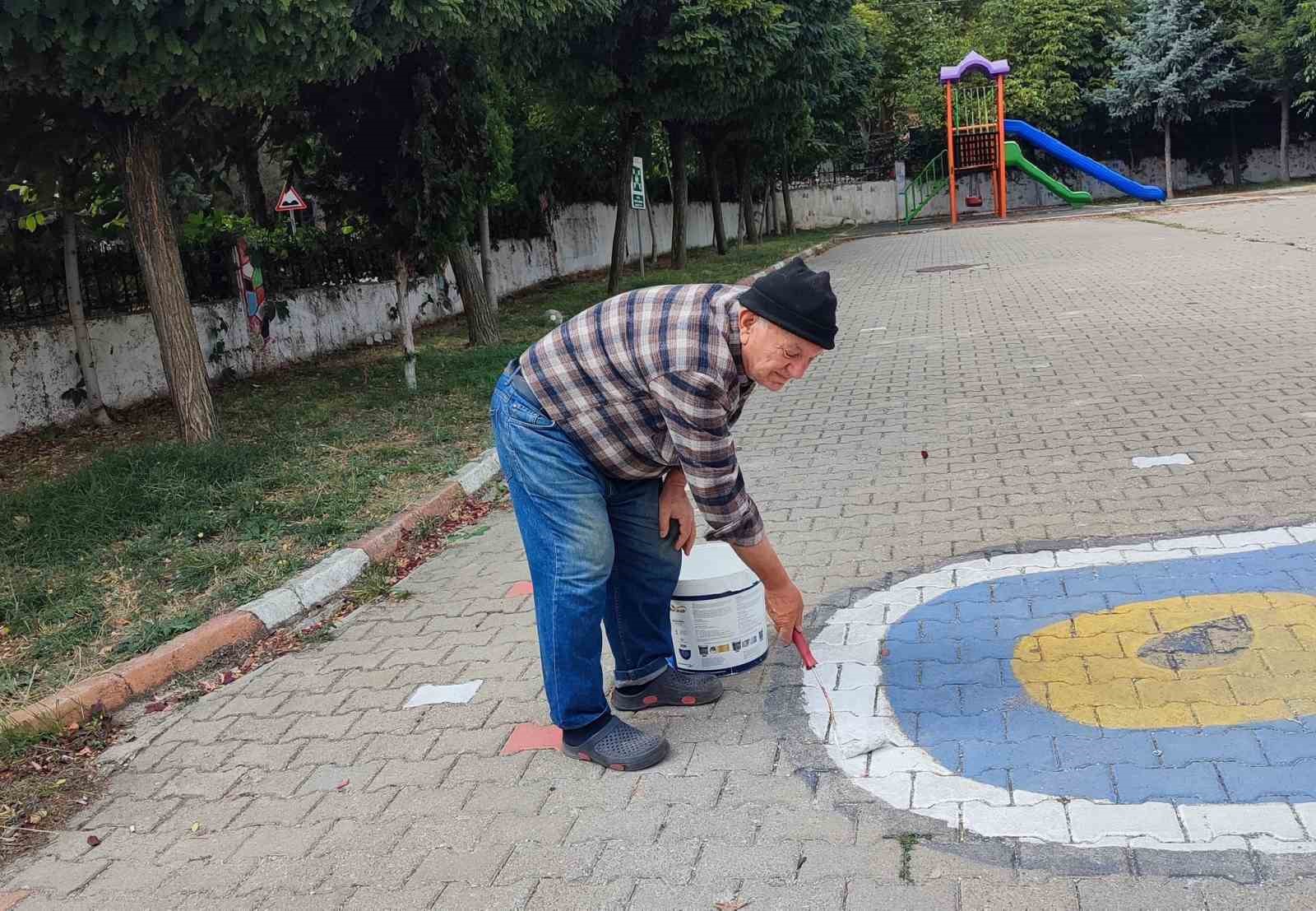 Veteriner Hekimden mezun olduğu köy okulunda örnek boya çalışması
