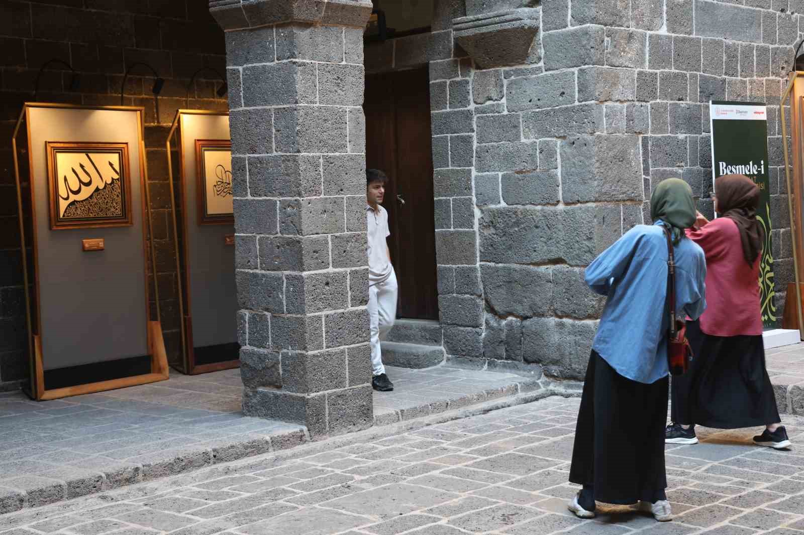 Diyarbakır Ulu Cami’de “Besmele-i Şerif Hat Sergisi” ziyaretçilerin dikkatini çekiyor
