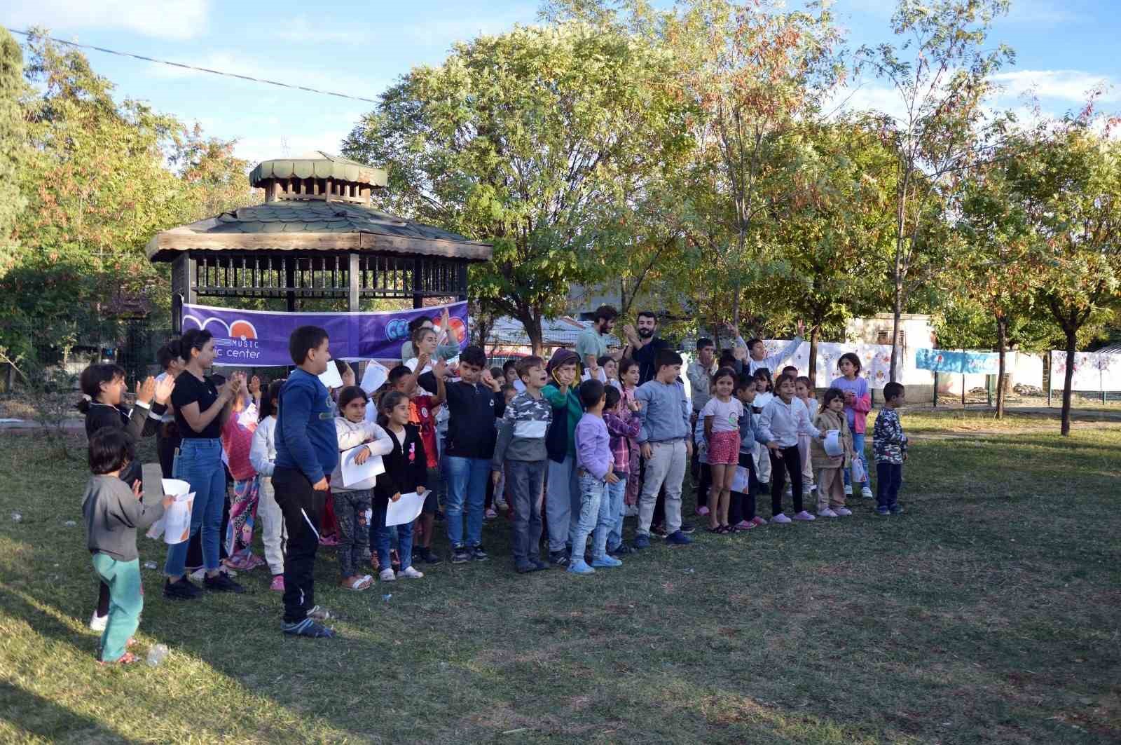 Lice’de çocuklar için müzik ve resim atölyesi etkinliği
