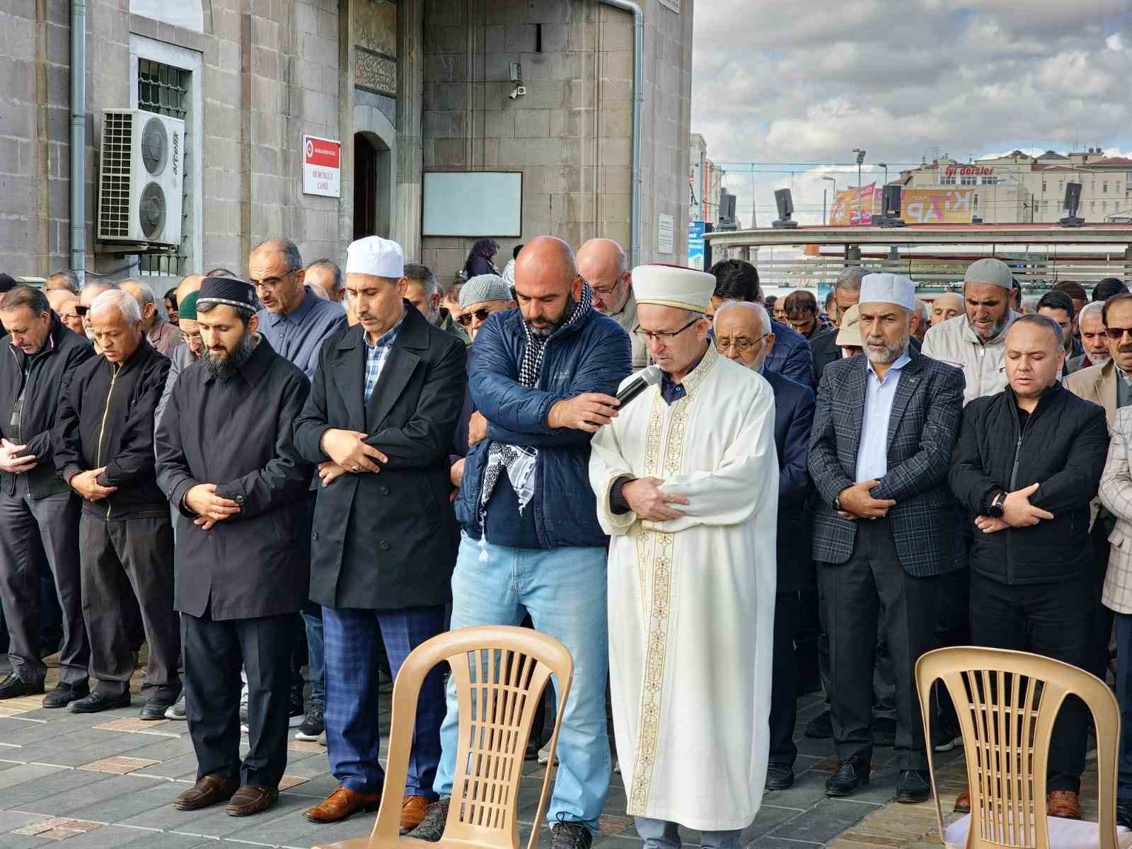 Kayseri’de Yahya Sinvar için gıyabi cenaze namazı kılındı
