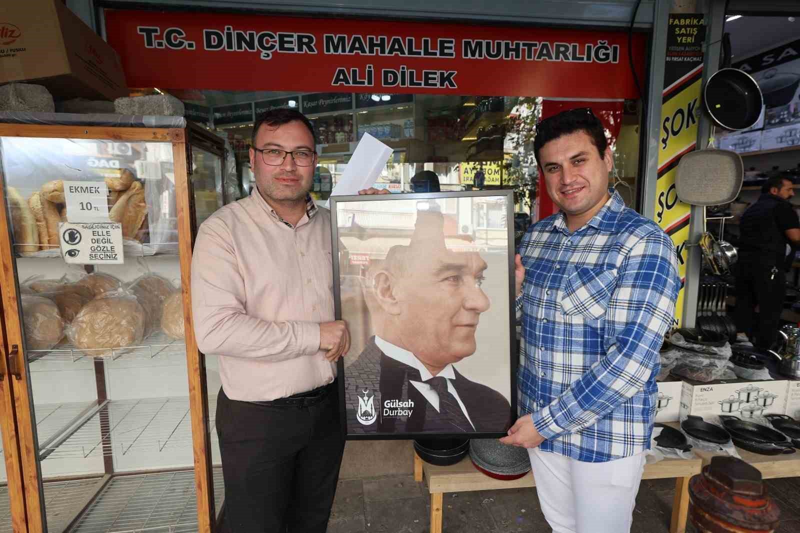 Şehzadeler Belediyesinden muhtarlara anlamlı hediye
