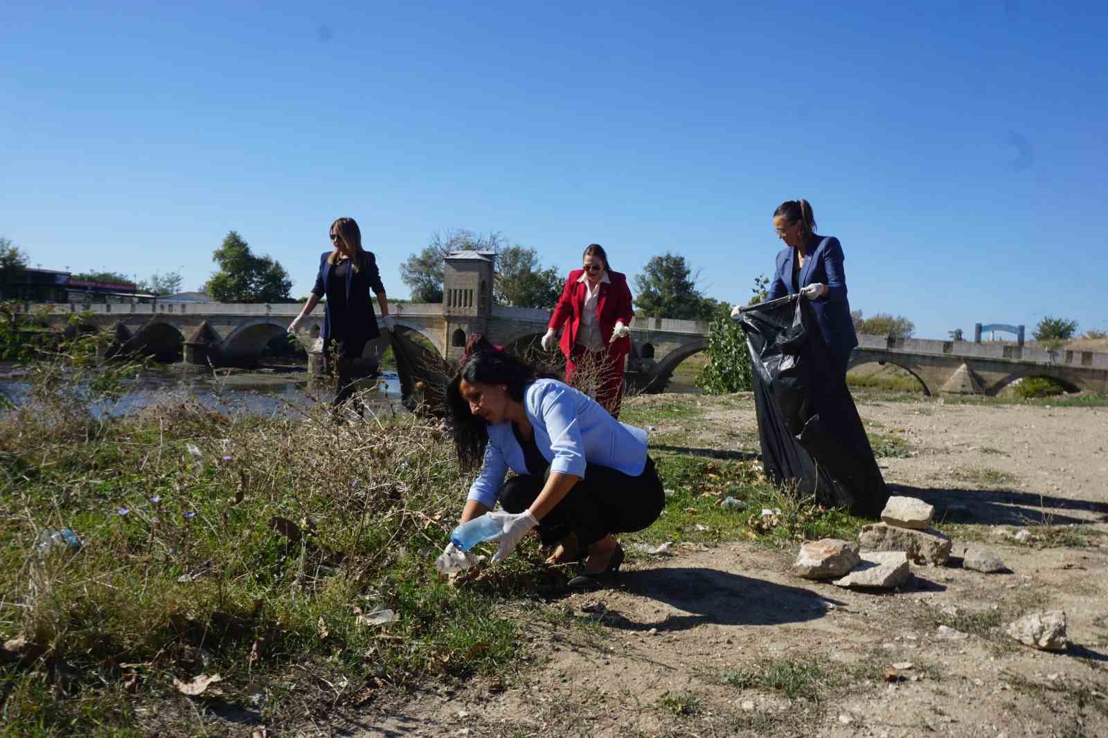 En yeni kıyafetleriyle, en özel günlerinde çöp topladılar
