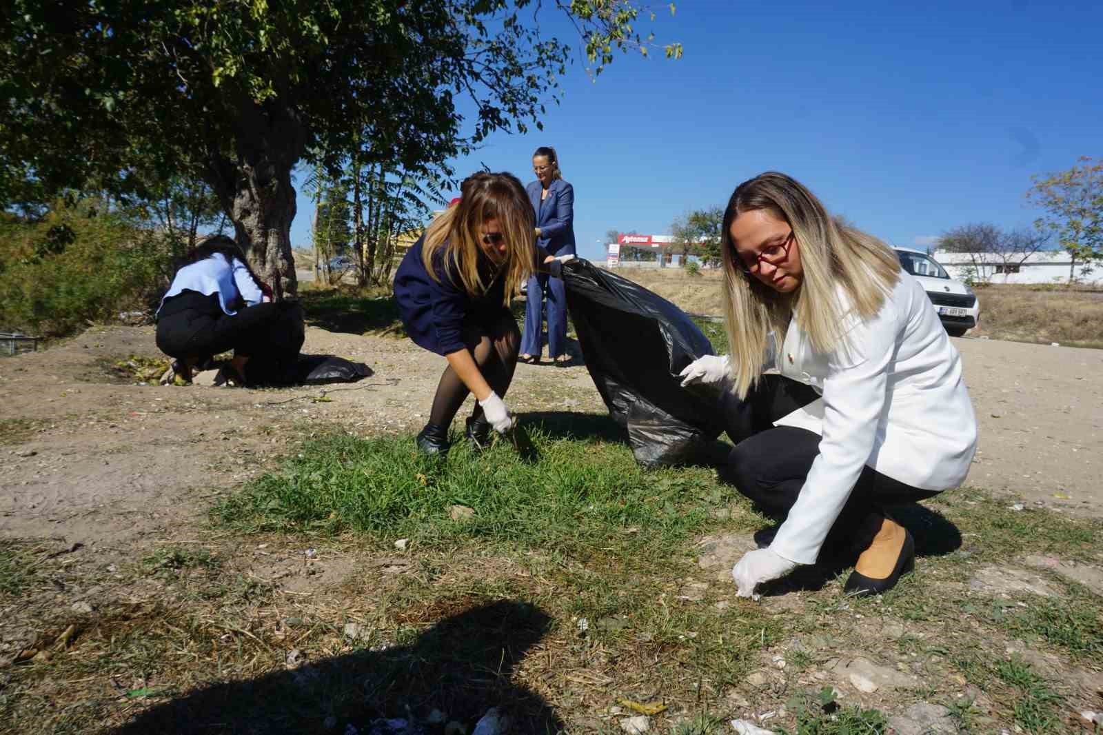 En yeni kıyafetleriyle, en özel günlerinde çöp topladılar
