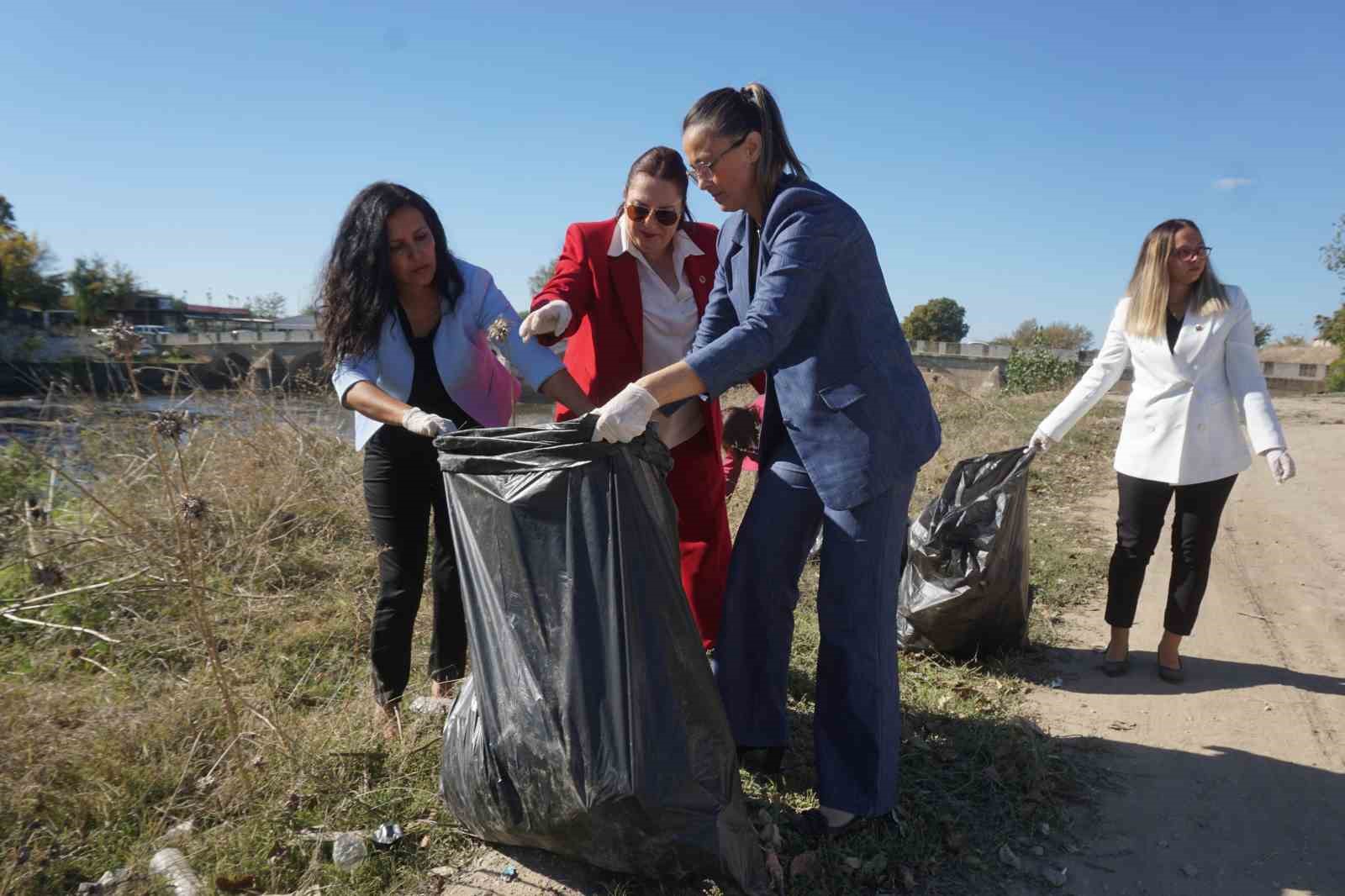 En yeni kıyafetleriyle, en özel günlerinde çöp topladılar
