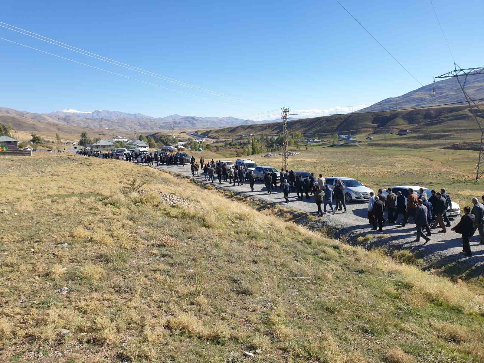 Trafik kazasında hayatını kaybeden AK Partili baba ve oğlu yana yana toprağa verildi
