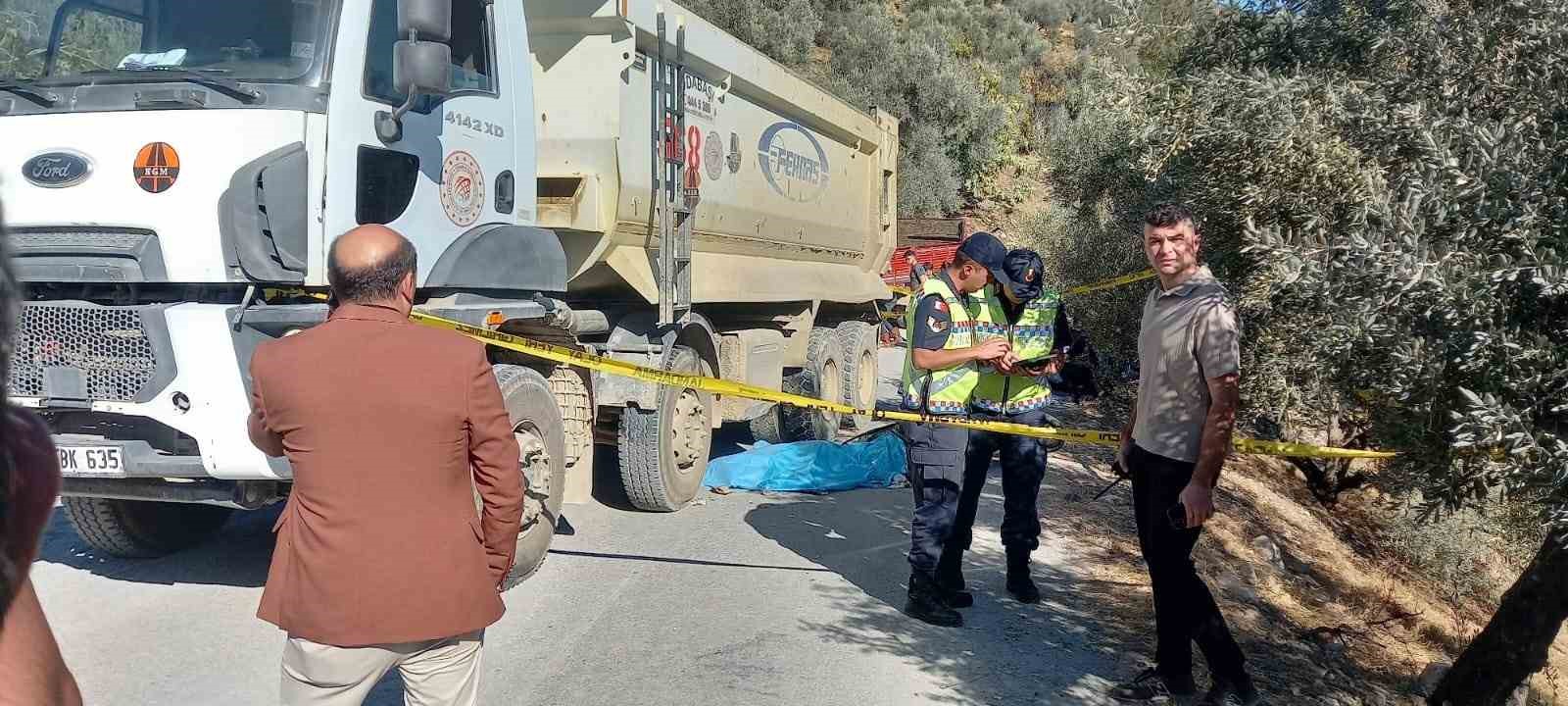 Kum kamyonunun altında kalan anneanne ve torunu hayatını kaybetti
