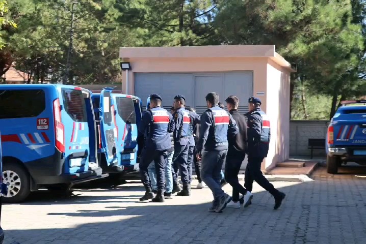 Canlı yayın yaparak göçmen kaçakçılığı yapan organizatörler cezaevine teslim edildi
