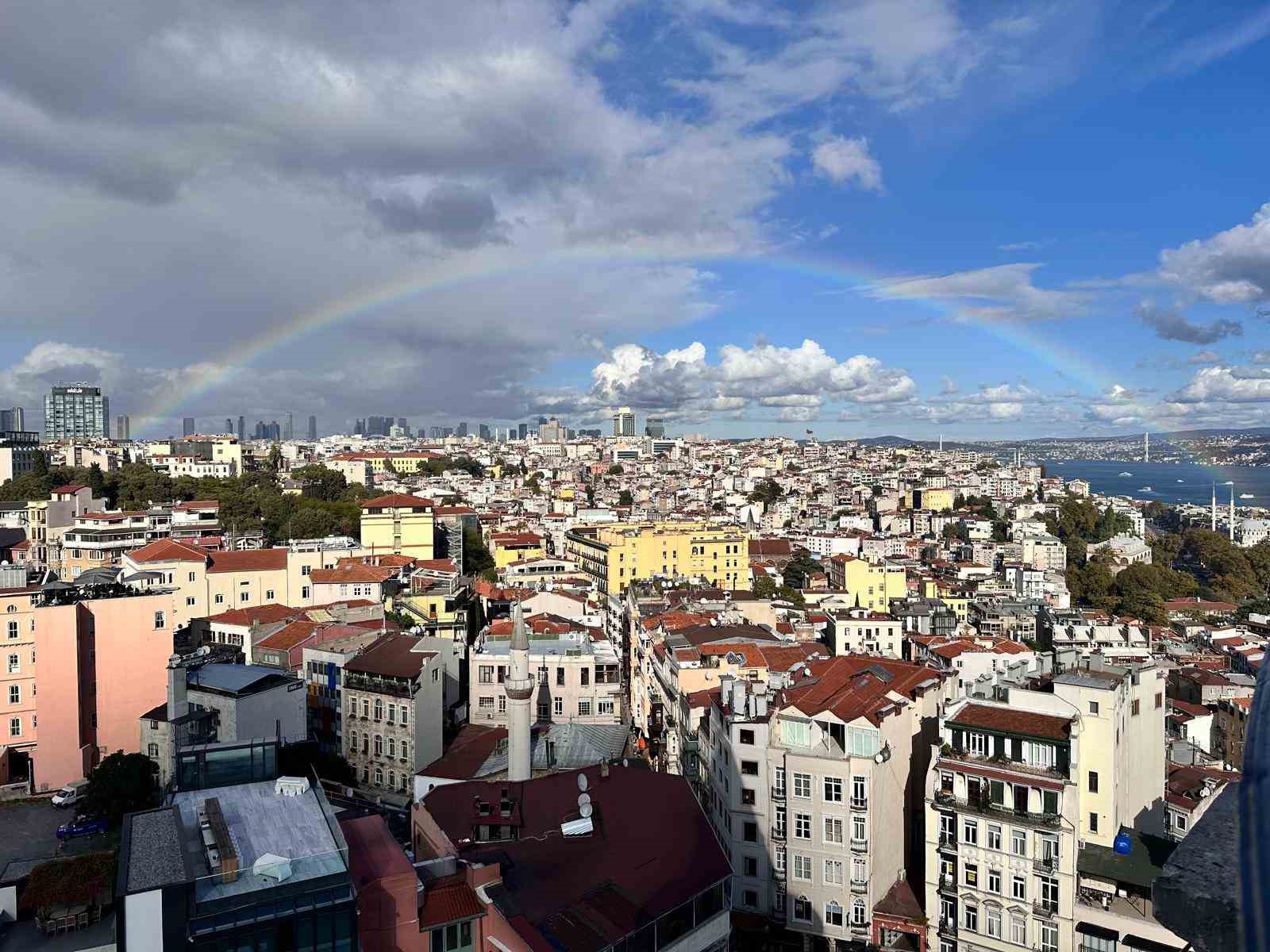 İstanbul’da gökkuşağı sürprizi: Turistler o anları görüntüledi
