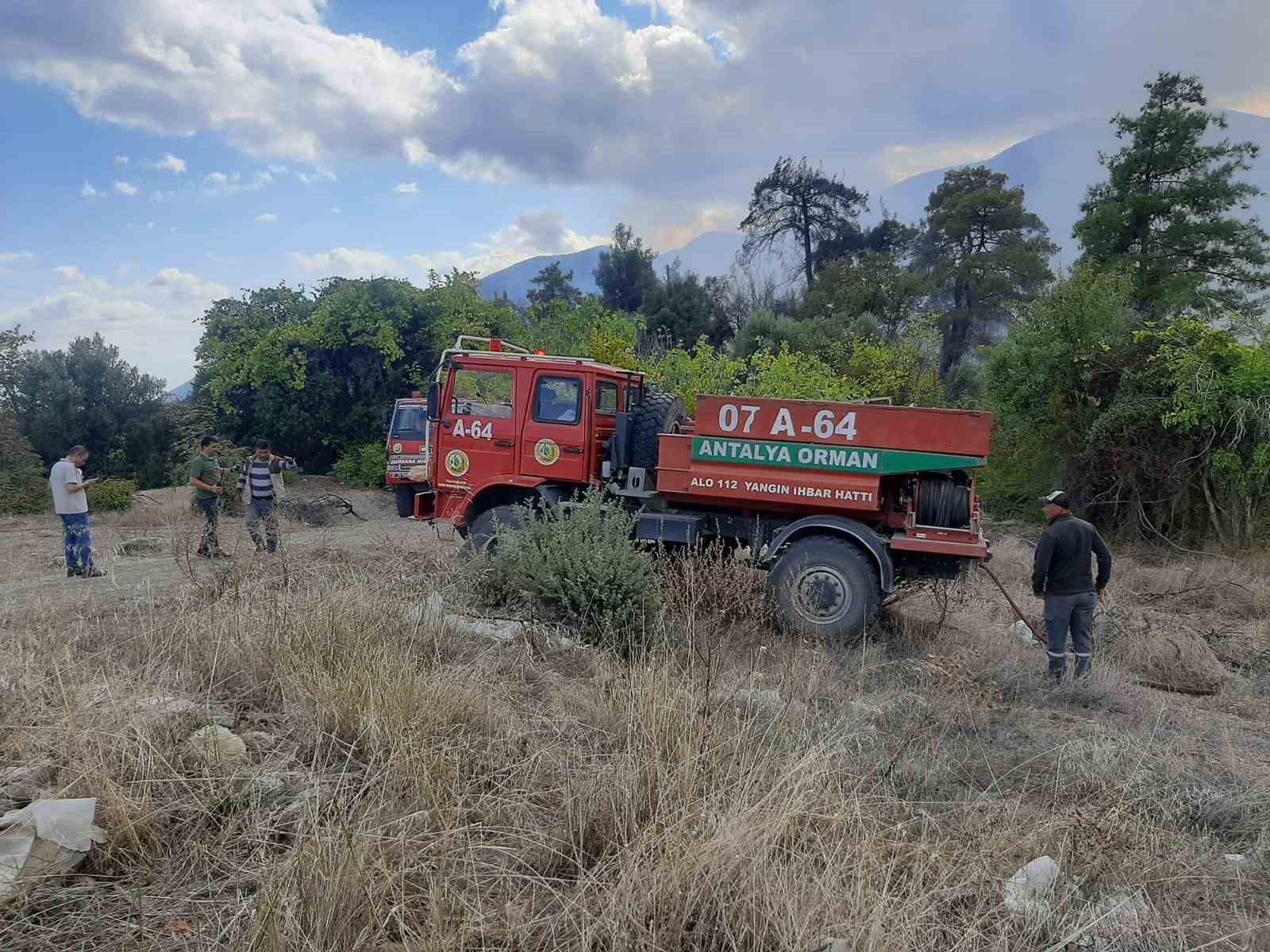 Kumluca’da orman yangınında alevlerin sıçradığı ev kullanılamaz hale geldi
