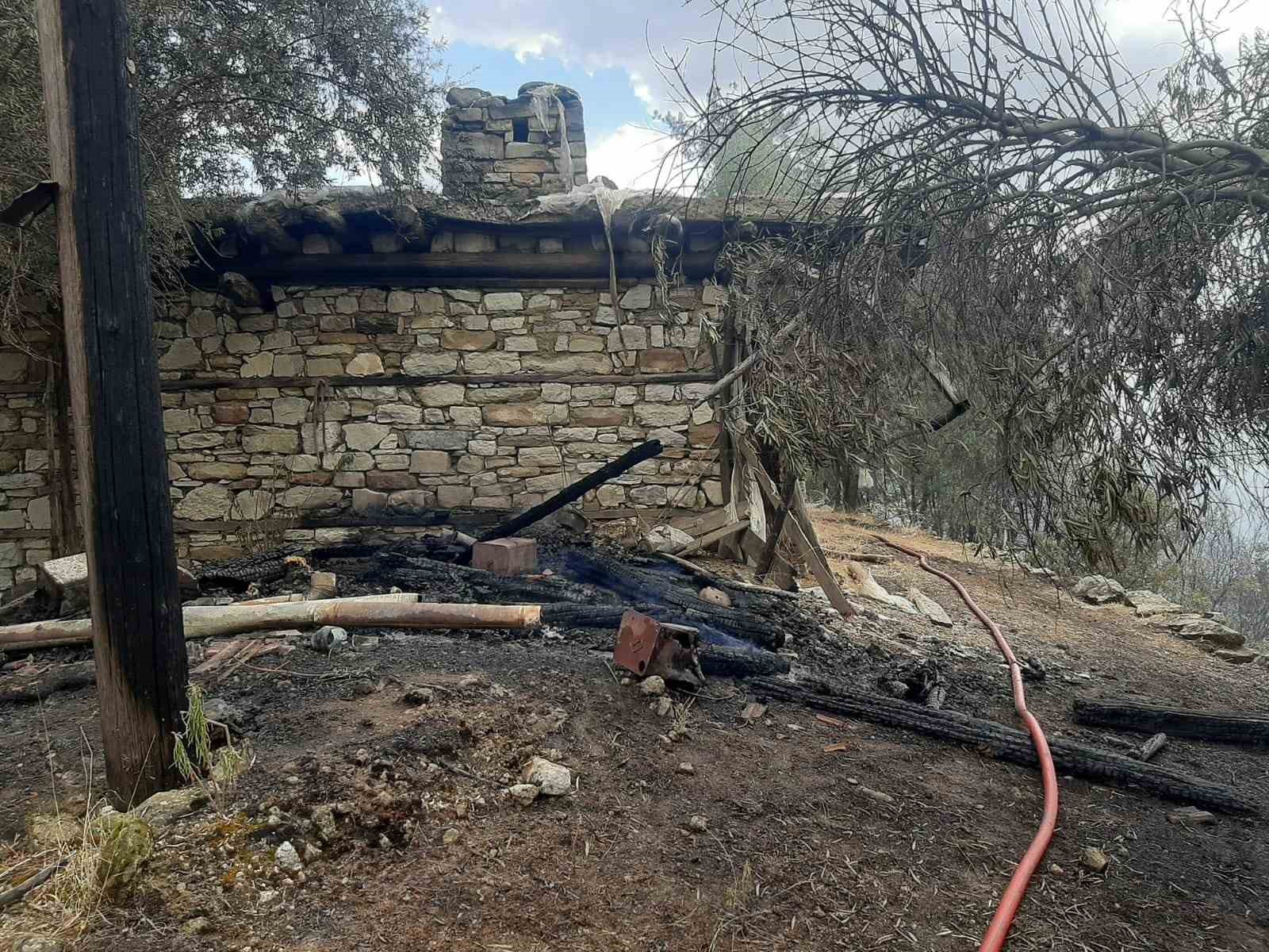 Kumluca’da orman yangınında alevlerin sıçradığı ev kullanılamaz hale geldi
