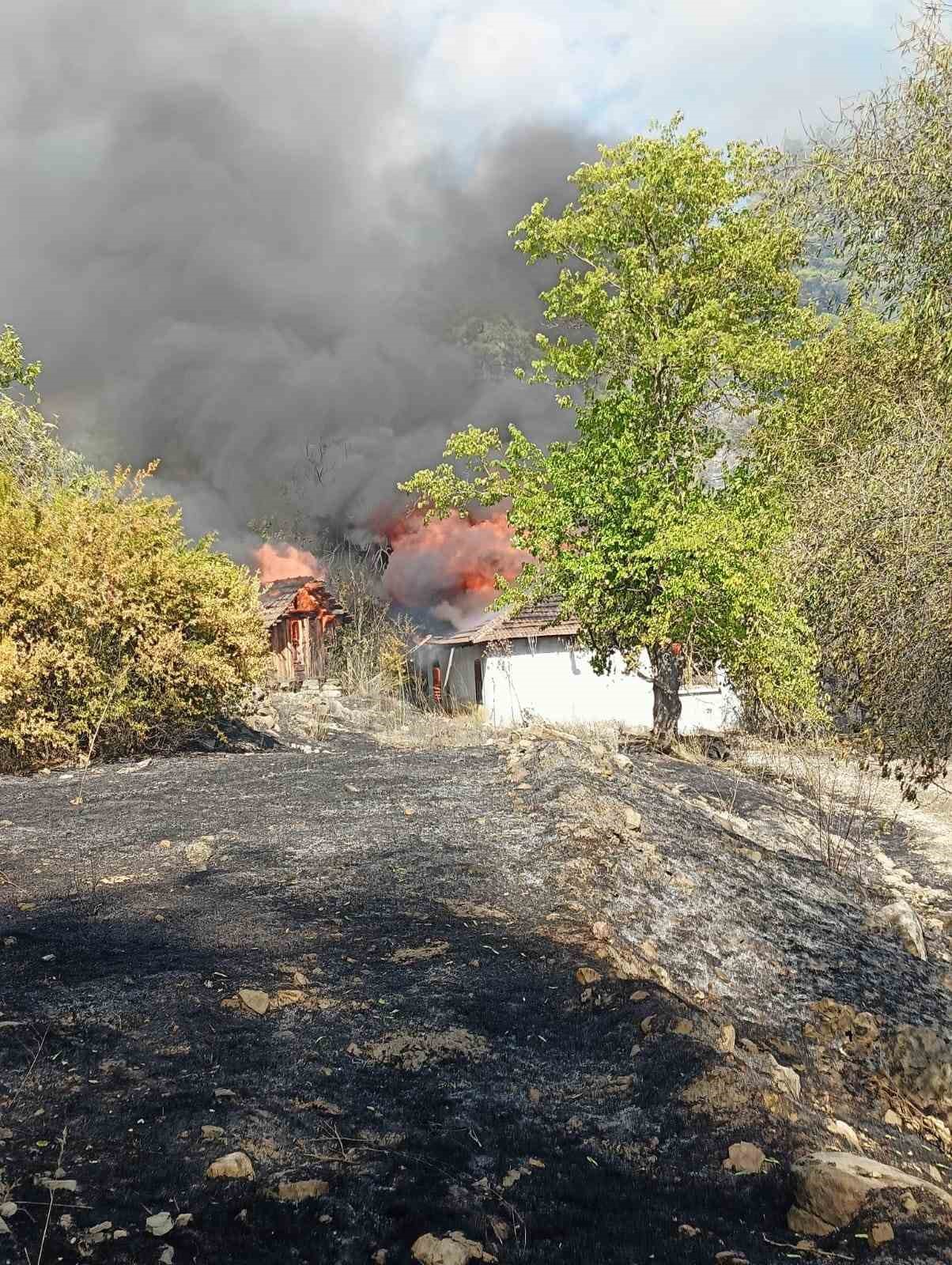 Kumluca’da orman yangınında alevlerin sıçradığı ev kullanılamaz hale geldi
