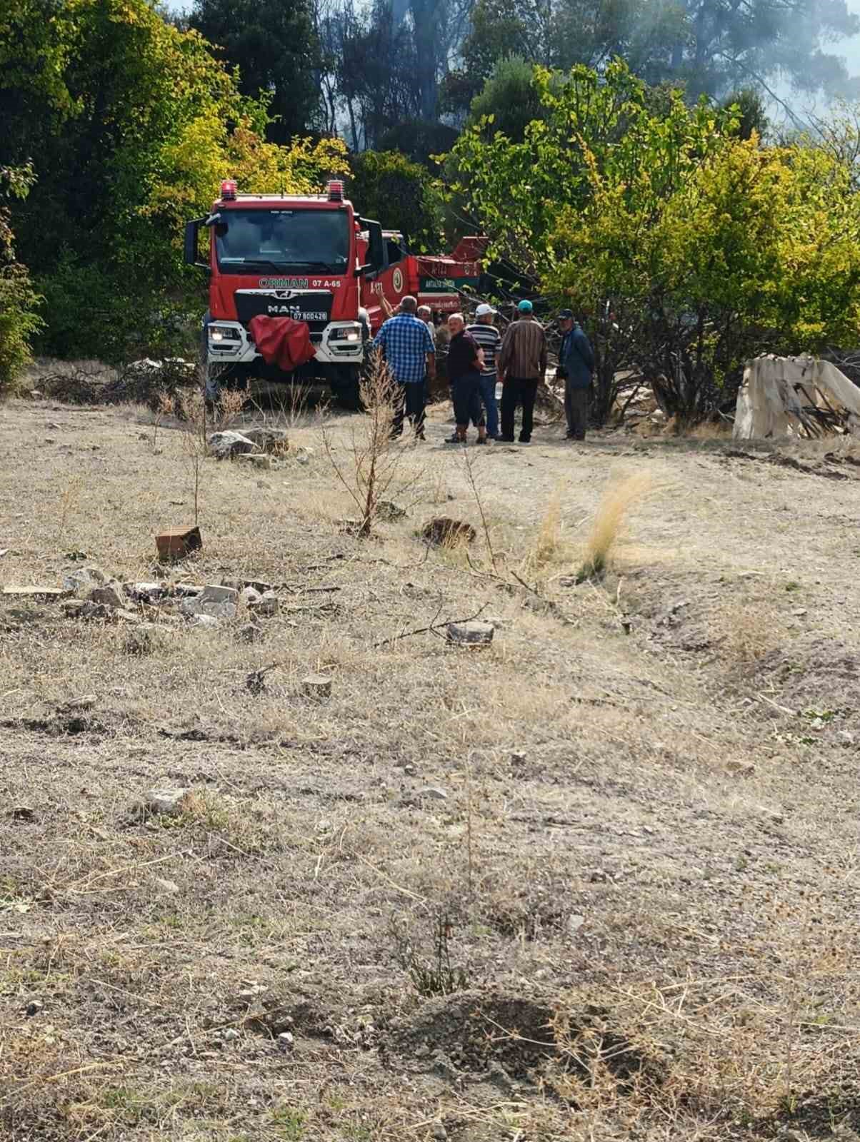 Kumluca’da orman yangınında alevlerin sıçradığı ev kullanılamaz hale geldi
