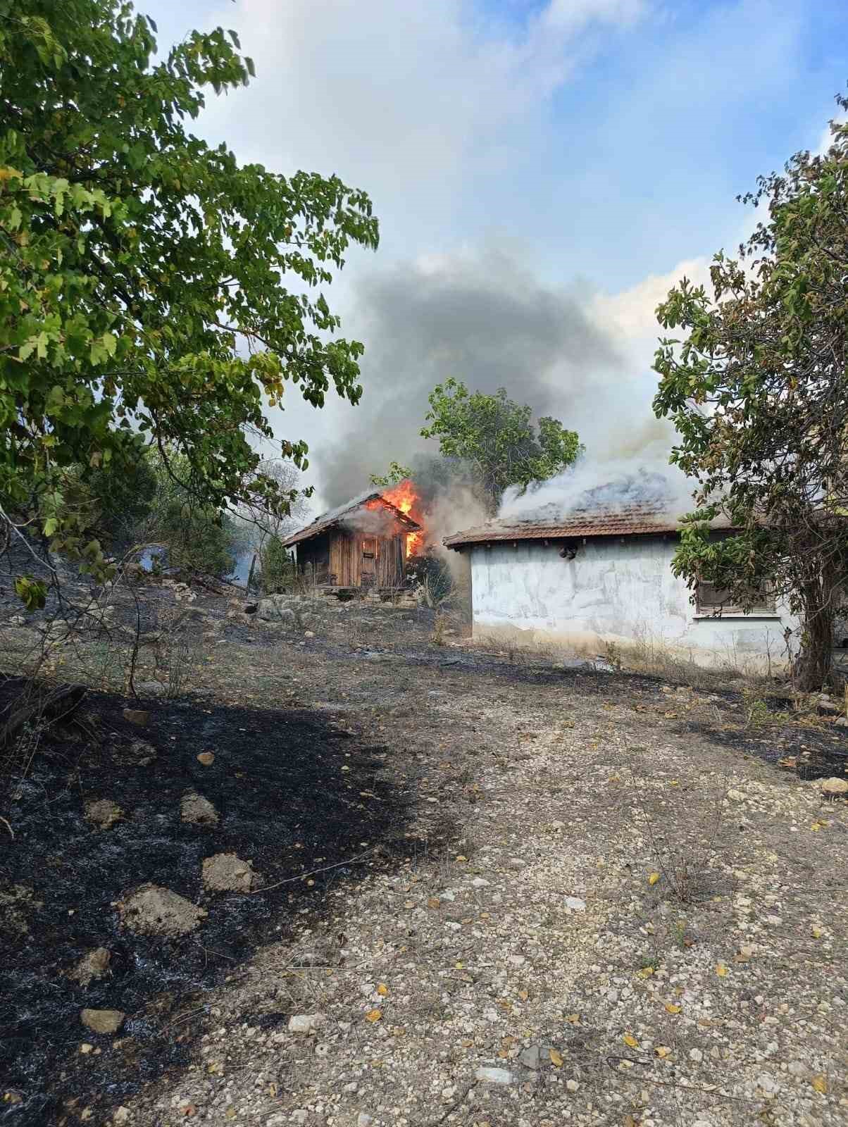 Kumluca’da orman yangınında alevlerin sıçradığı ev kullanılamaz hale geldi
