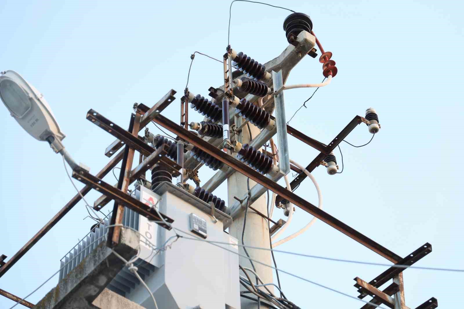 Elektrik trafosundaki patlama vatandaşları tedirgin etti
