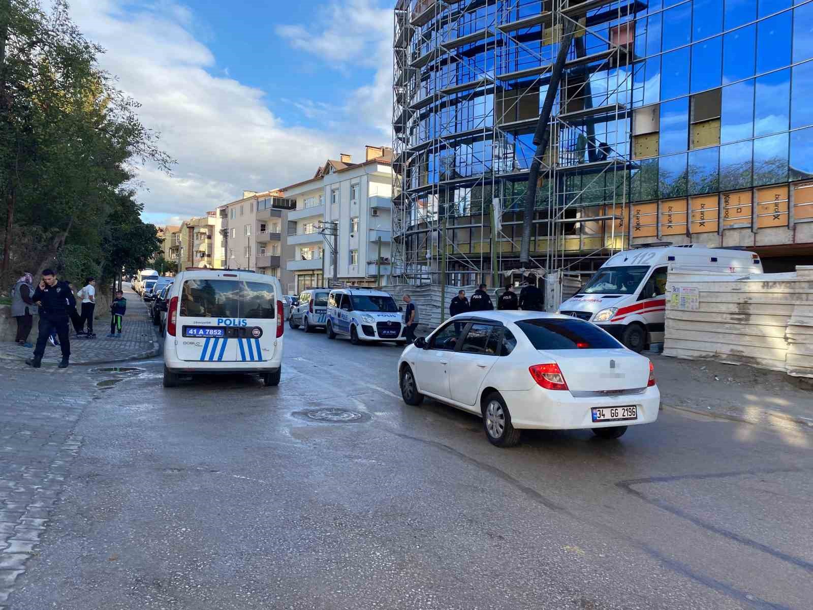 İnşaatta ayağı takılan işçi merdivenlerden düşerek yaralandı
