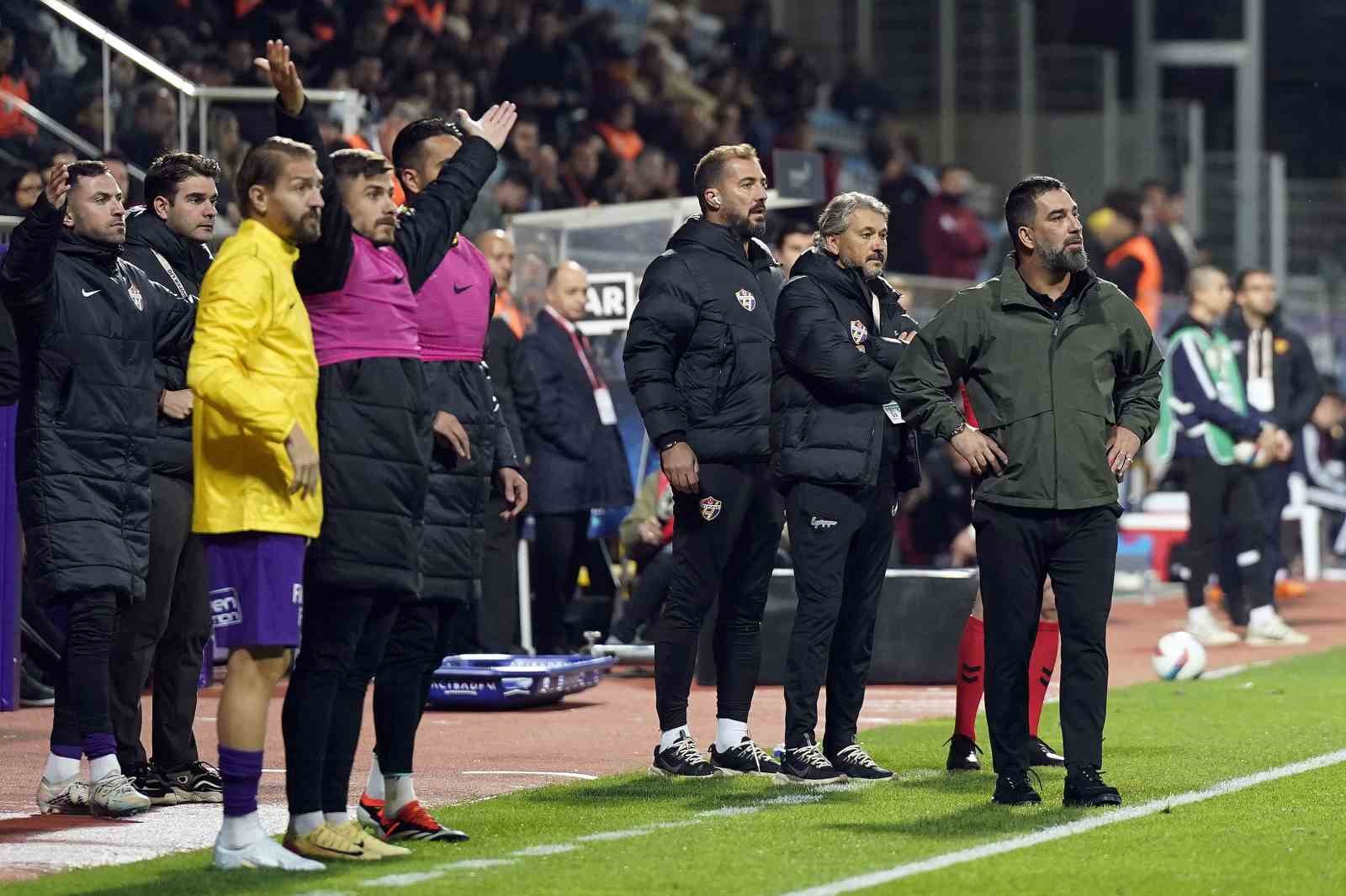 Trendyol Süper Lig: Eyüpspor: 1 - Göztepe: 0 (İlk yarı)
