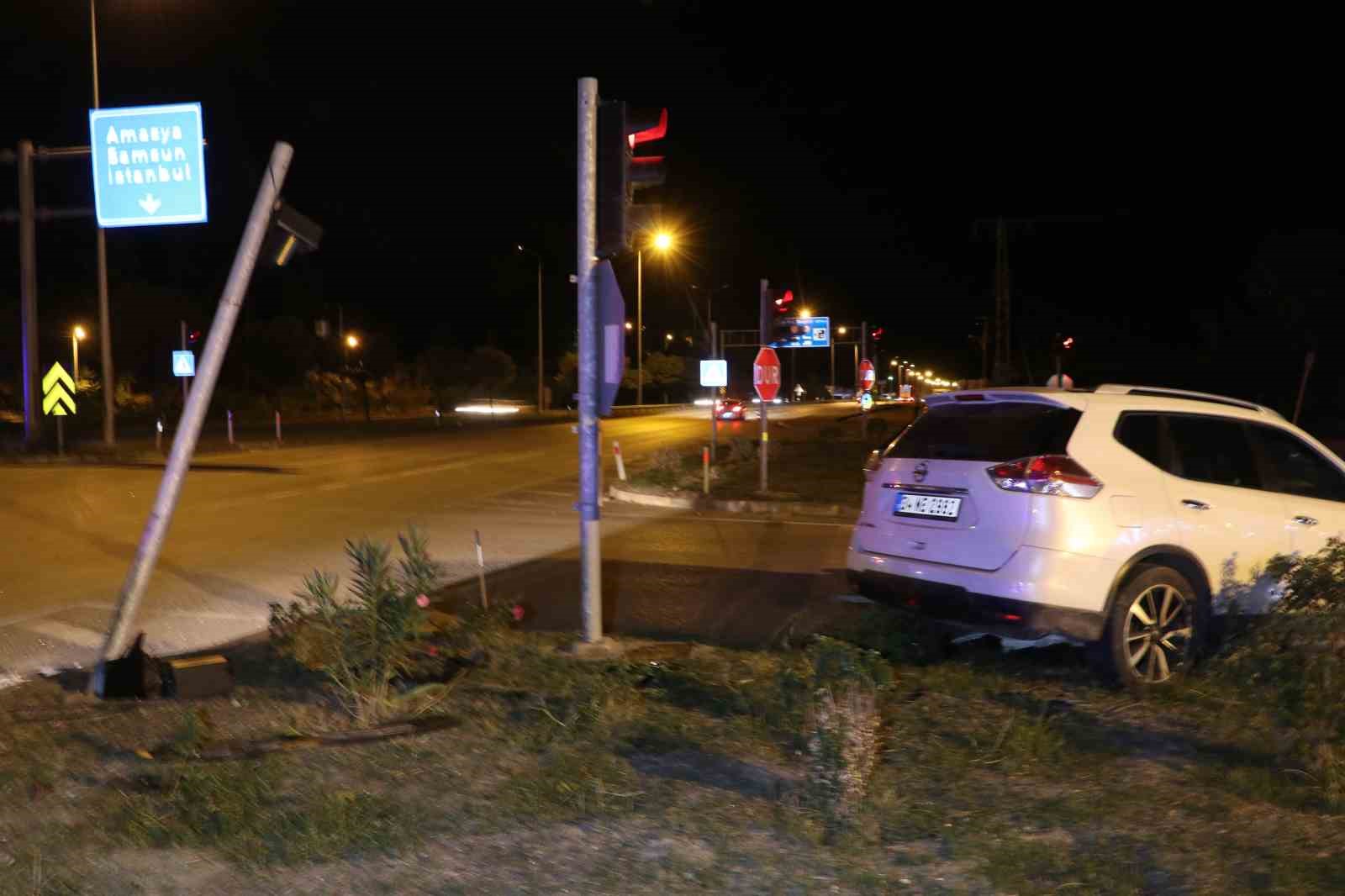 Amasya’da kavşakta 3 aracın karıştığı kazada 5 kişi yaralandı
