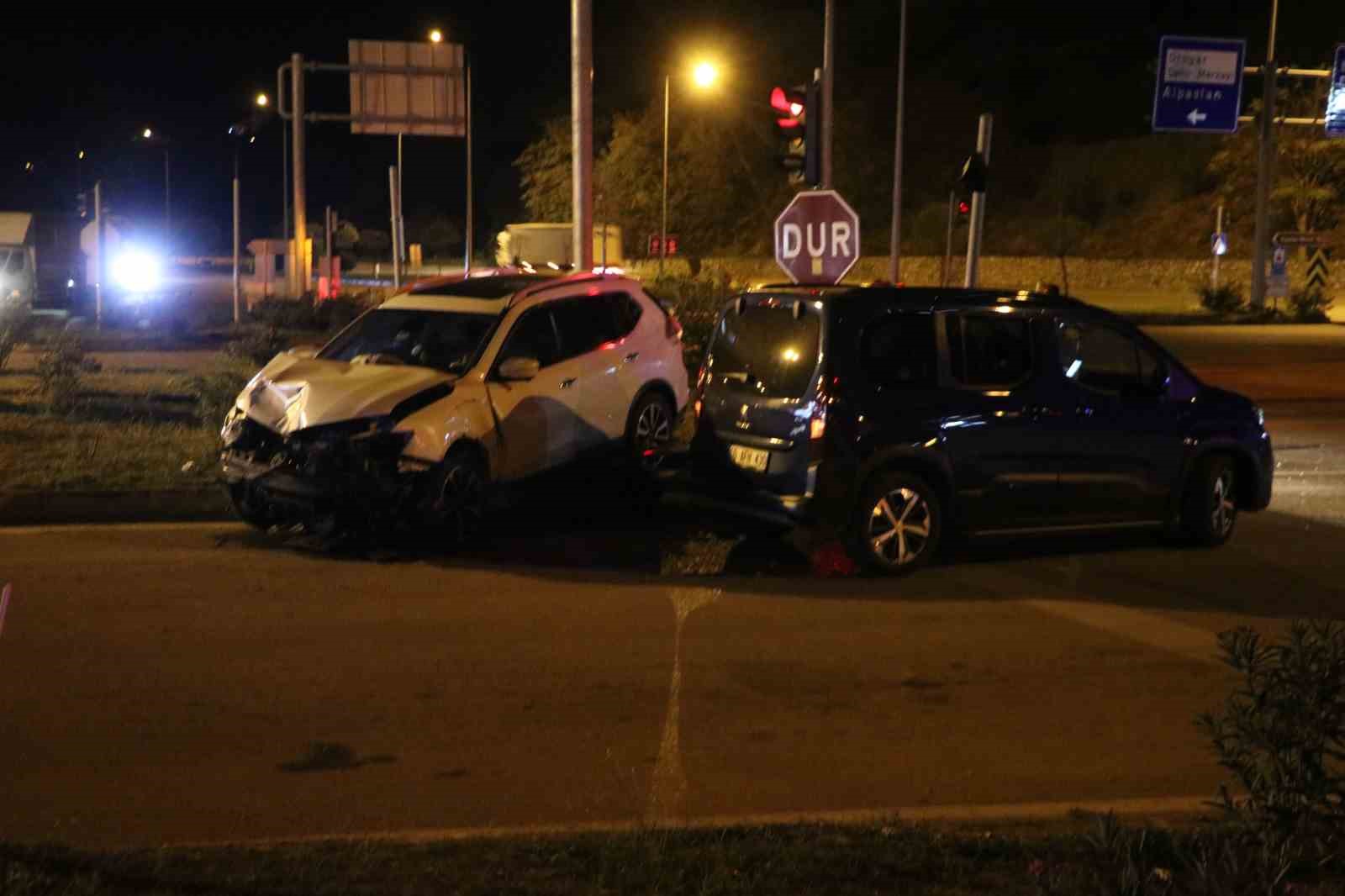 Amasya’da kavşakta 3 aracın karıştığı kazada 5 kişi yaralandı
