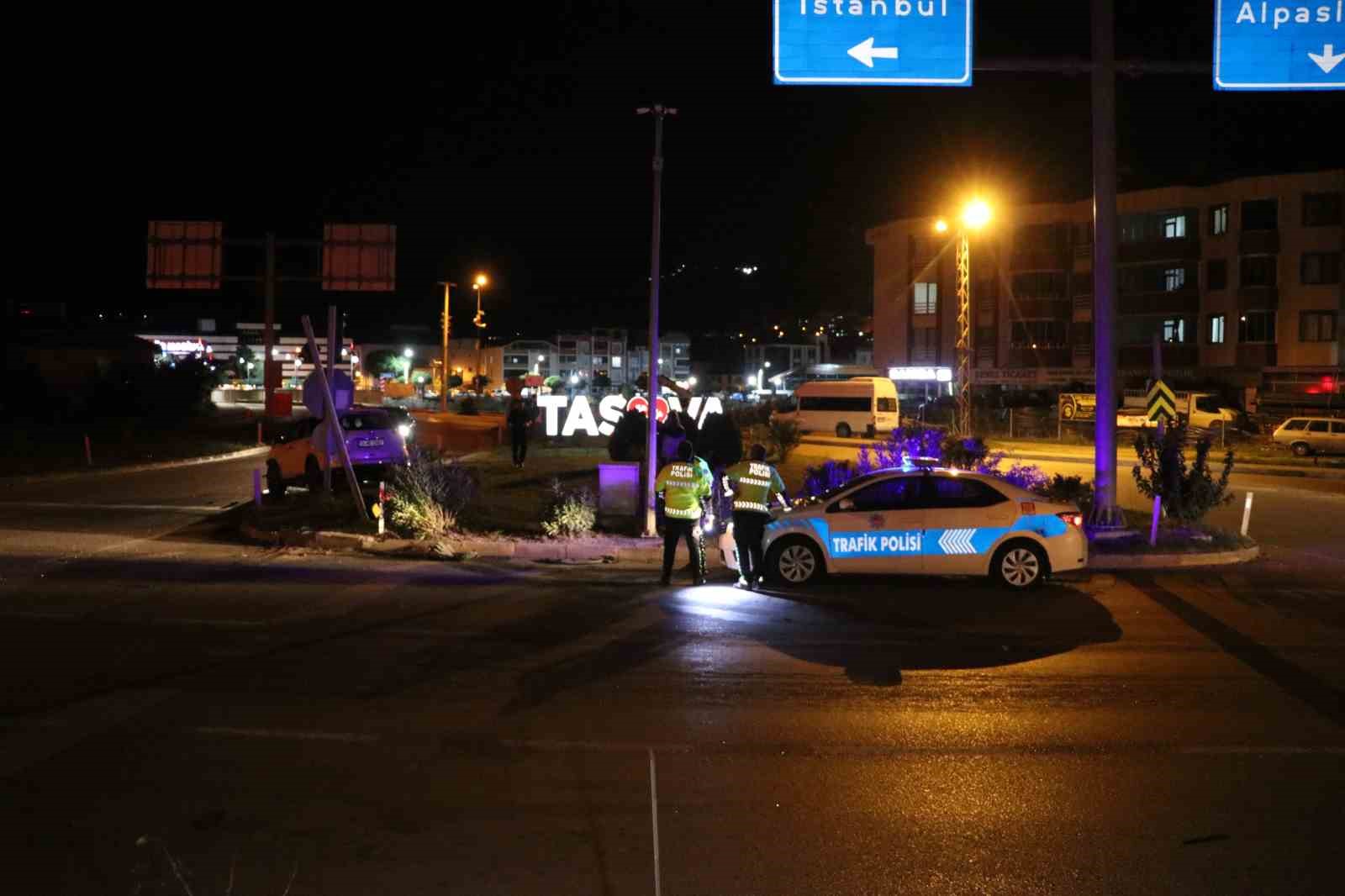 Amasya’da kavşakta 3 aracın karıştığı kazada 5 kişi yaralandı
