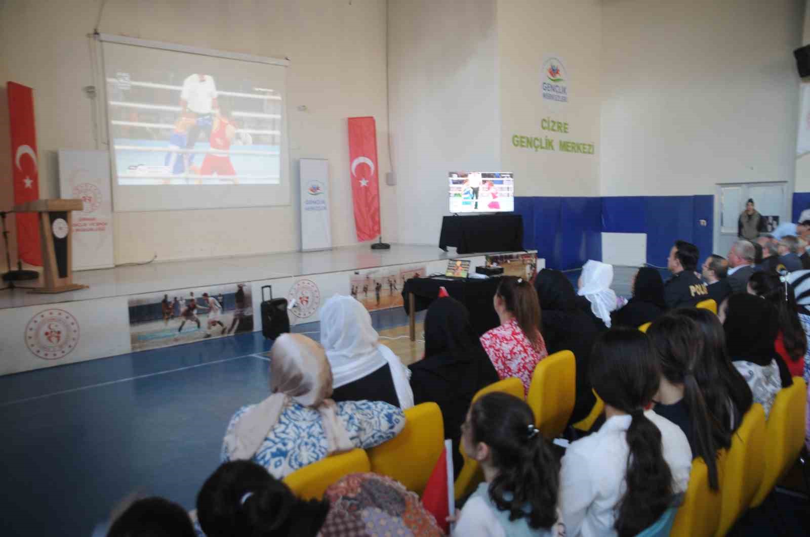 Vali Ekici, milli boksörün maçını Cizre’de vatandaşlarla dev ekranda izledi
