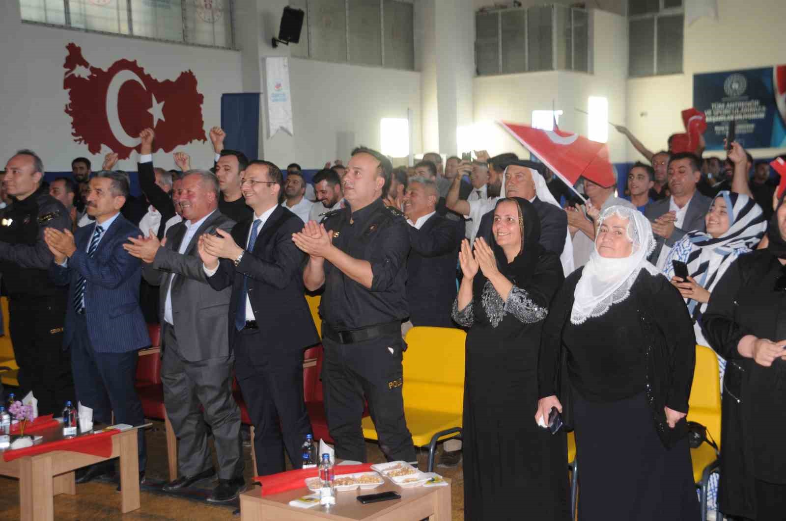 Vali Ekici, milli boksörün maçını Cizre’de vatandaşlarla dev ekranda izledi
