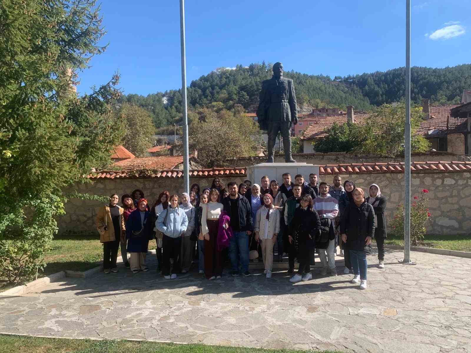 DPÜ Sosyoloji Topluluğu öğrencileri, şehrin tarihi ve turistik yerleri gezdi
