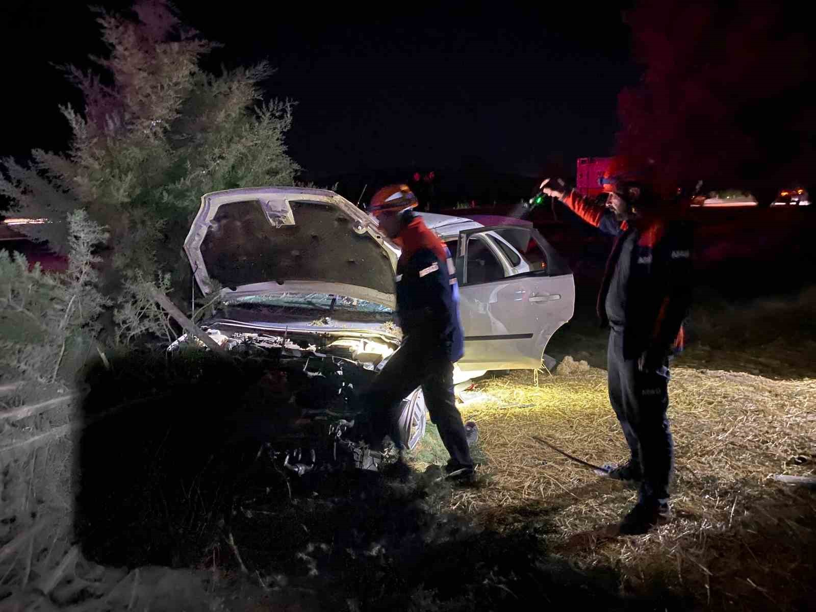 Düğünden dönen aile kaza yaptı: 1 ölü, 3 yaralı
