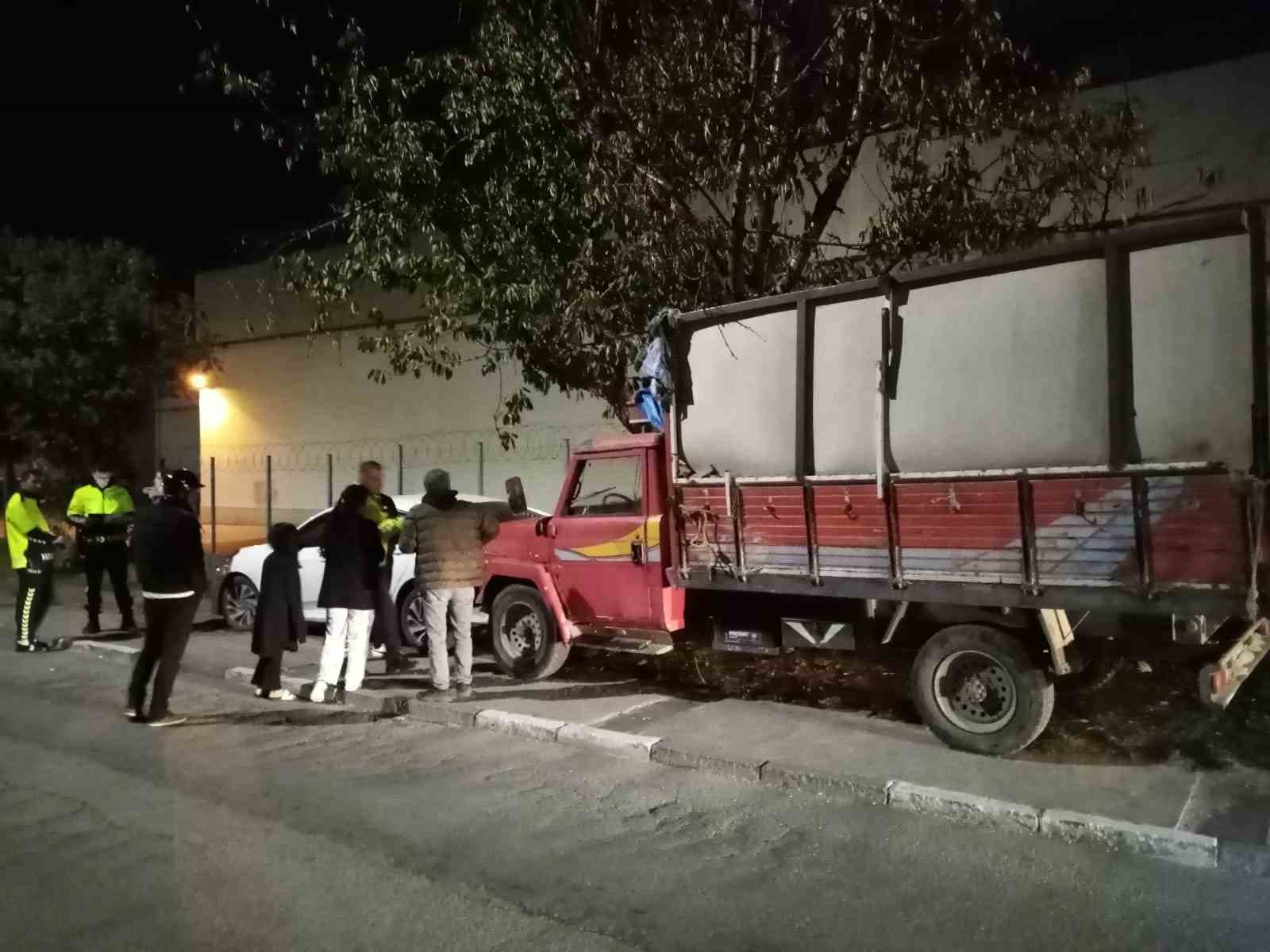 Kaza yapan sürücü başka bir aracın çarpması sonucu ağır yaralandı
