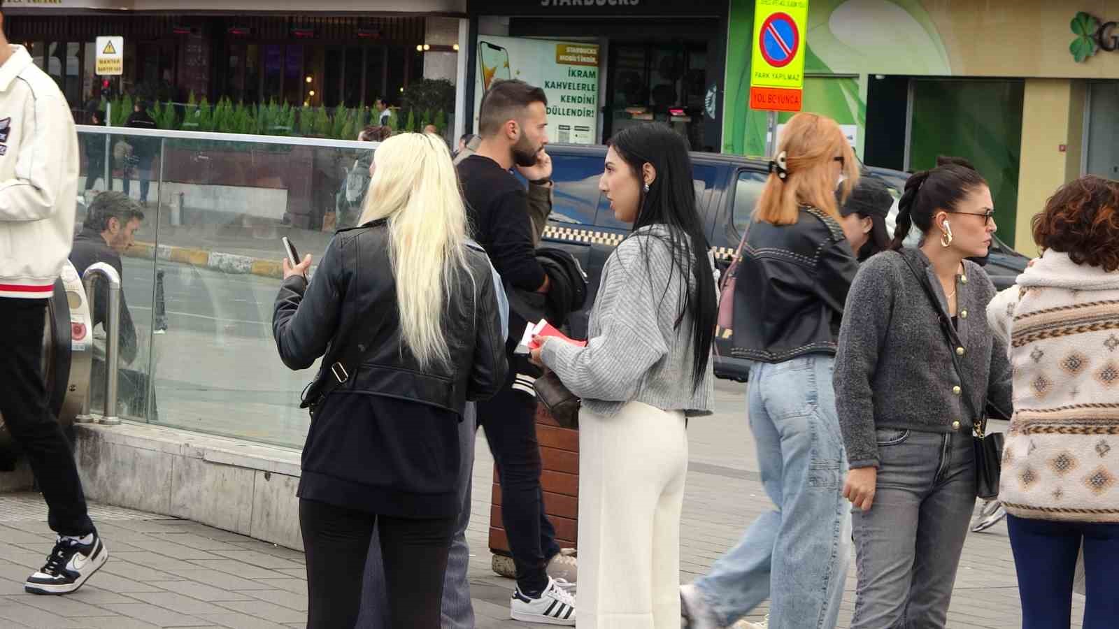 Taksim’de Türk bayrağını kullanarak duygu sömürüsü ile vatandaşlardan para alan 3 kadına para cezası
