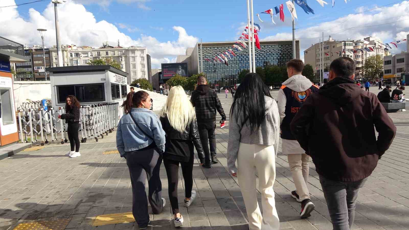 Taksim’de Türk bayrağını kullanarak duygu sömürüsü ile vatandaşlardan para alan 3 kadına para cezası
